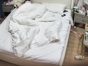 公寓酒店 卷毛眼镜又带女友来开房了 现在才发现他女朋友的腿好白好长啊 应该扛起来操才爽 可他不会1